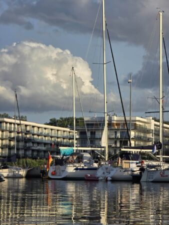 apartamenty z widokiem na marinę