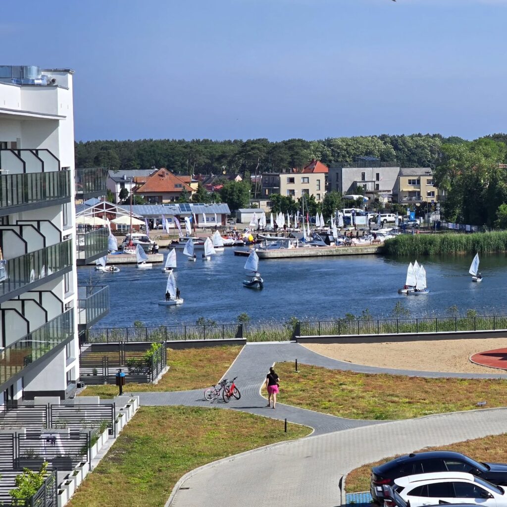 widok na marinę z okna apartamentu w Porta Mare Dziwnów